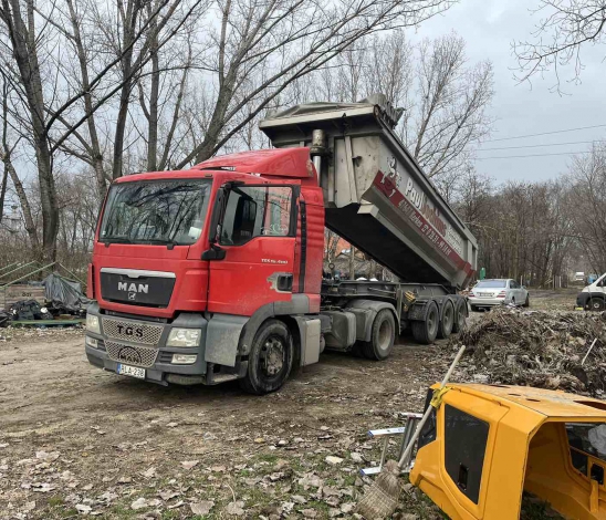 Teherautók és munkagépek